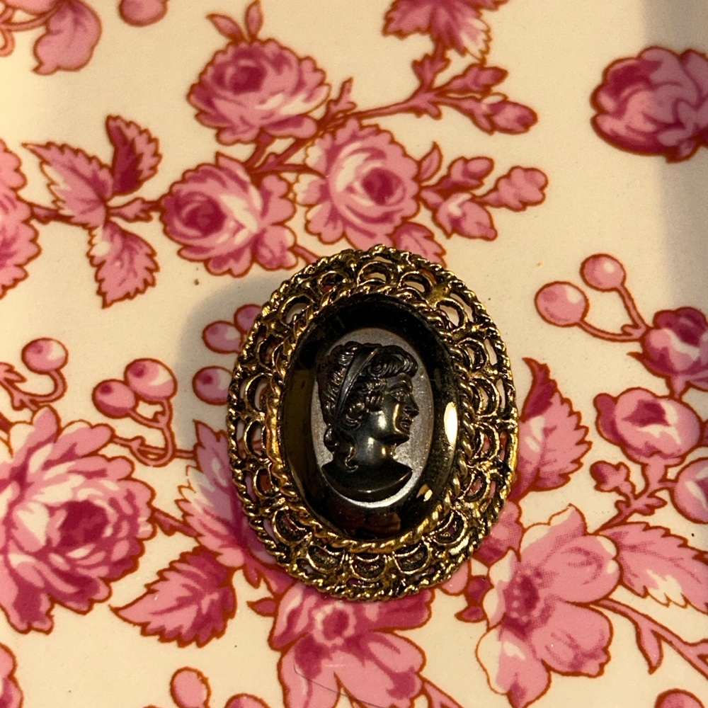 Vintage Black and Gold Cameo Brooch
